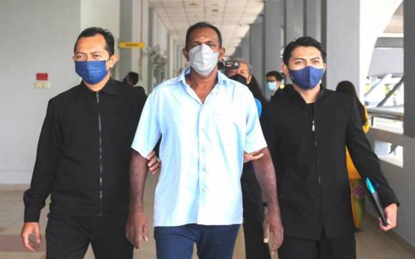 Vijaiyan (tengah) di Mahkamah Sesyen Seremban pada Khamis.