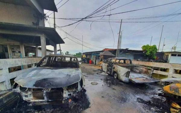 Kenderaan orang awam mengalami kerosakan akibat letupan yang berlaku pada Rabu malam.