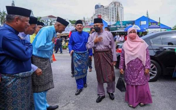 Muhamad Zaki (tiga dari kanan) menyambut ketibaan Ahmad (dua dari kanan) bersama isterinya di Majlis Rumah Terbuka IPK Kelantan pada Khamis.