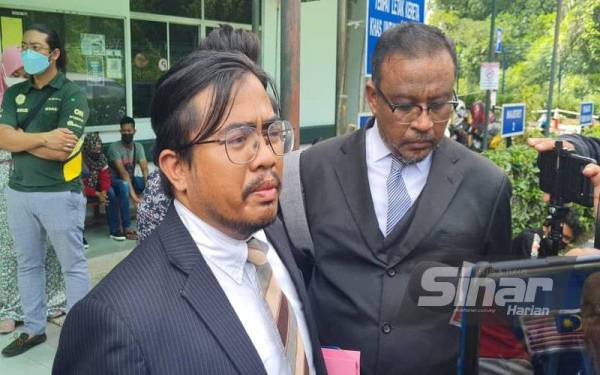 Abi Mursyidin Awal (kiri) ketika sidang media di perkarangan Mahkamah Shah Alam pada Khamis.