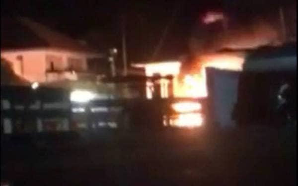 Tiga sukarelawan polis marin cedera dalam insiden di Tak Bai, pada Rabu malam.