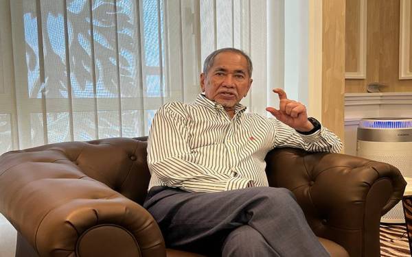 Wan Junaidi ketika sidang akhbar berkenaan Rang Undang-undang (RUU) Anti Lompat Parti di pejabatnya pada Khamis.