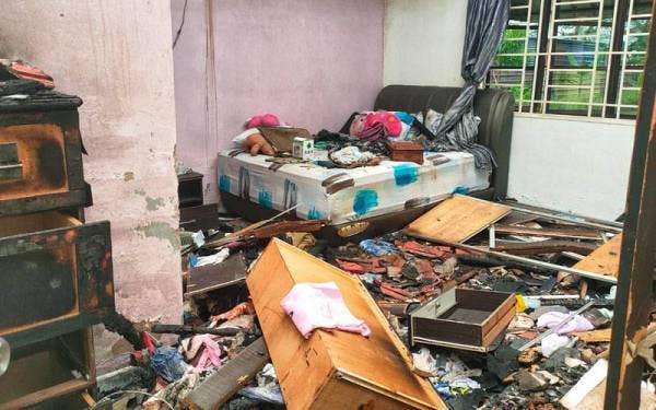 Pelbagai barangan termasuk perabot tidak dapat diselamatkan dalam kejadian itu.