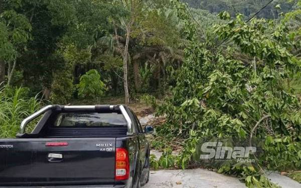 Jambatan kuari yang menjadi laluan penduduk turut dihanyutkan banjir di Kampung Poh, Bidor.