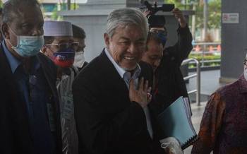Ahmad Zahid hadir di Kompleks Mahkamah Kuala Lumpur hari ini, untuk membela diri atas 47 pertuduhan dengan 12 daripadanya melibatkan pecah amanah, lapan pertuduhan rasuah dan 27 pertuduhan pengubahan wang haram, membabitkan berpuluh-puluh juta ringgit dana milik Yayasan Akalbudi (YAB). Foto Bernama