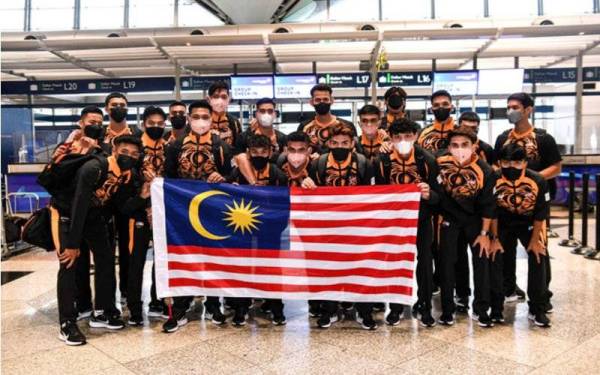 Skuad B-23 kebangsaan ketika berlepas ke Vietnam untuk temasya Sukan SEA Hanoi. - Foto Bernama