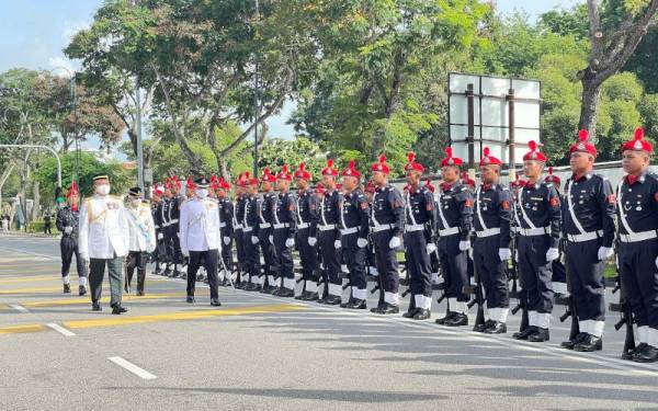 Ahmad Fuzi memeriksa perbarisan ketika merasmikan Mesyuarat Pertama Penggal Kelima DUN Pulau Pinang ke-14 pada Jumaat.