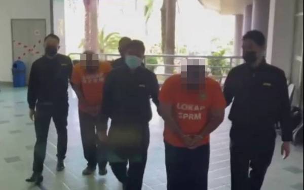 Seramai dua pembantu kesihatan direman lima hari oleh Mahkamah Majistret Shah Alam pada Jumaat berhubung kes 'ulat jenazah' dan meminta rasuah bagi urusan berkaitan kerja-kerja pengurusan jenazah.