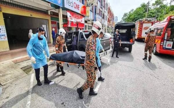 Mayat mangsa yang ditemui diserahkan kepada polis untuk tindakan lanjut. - Pix ihsan JBPM