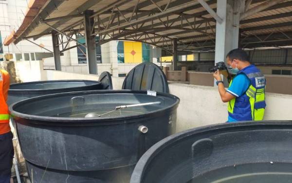 Pegawai SPAN mengambil gambar sebagai bukti air yang disyaki dicuri