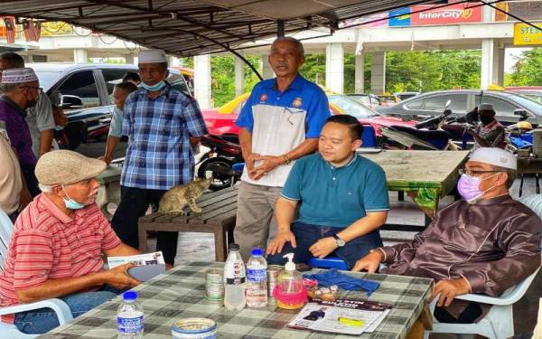 Wan Saiful (dua, kanan) beramah mesra bersama pemandu teksi ketika program minum pagi bersama Persatuan Pemandu Teksi Pekan Changlun, pada Jumaat.