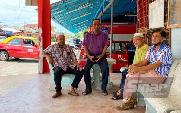 Rozali (kiri) dan pemandu kereta di Pengkalan Kubor, Tumpat terpaksa berehat untuk sementara waktu susulan insiden letupan bom dan aksi berbalas-balas serangan yang berlaku di pekan Tak Bai, wilayah Narathiwat pada Rabu.