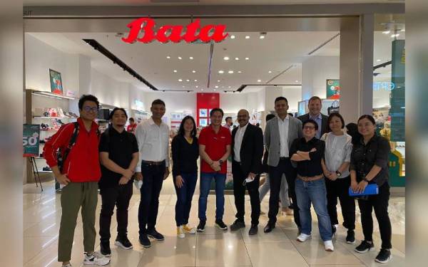 The Bata Exco Team turut dibawa oleh Bata Malaysia untuk mengunjungi beberapa stor jualan syarikat kasut utama negara itu.