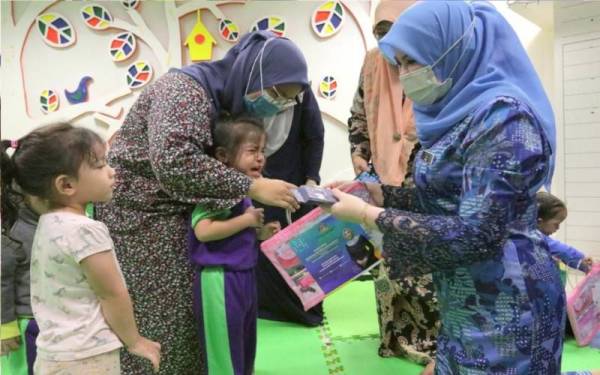 Rina meninjau pematuhan garis panduan operasi taska bagi mengelakkan jangkitan HFMD di Taska Penyayang Bakti di Putrajaya, pada Jumaat.