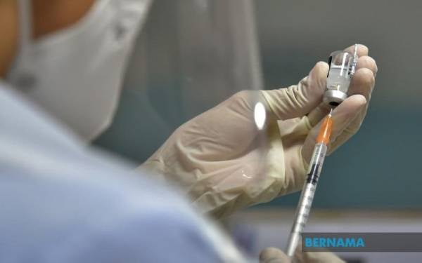 Filipina menetapkan pelancong yang mengambil dos penggalak vaksin Covid-19 tidak perlu lagi menjalani ujian bermula 30 Mei. - Foto Bernama