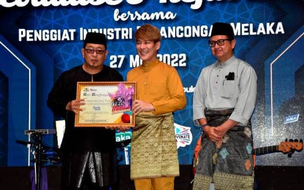 Muhammad Jailani (kiri) menyampaikan sijil penghargaan kepada aktivis kebudayaan dan kesenian, Raymond Ng Liang Teck (tengah) pada Majlis Revitalise dan Rejuvenate Melaka Bersama Penggiat Industri Pelancongan Negeri 2022 di Melaka hari ini. - Foto Bernama 