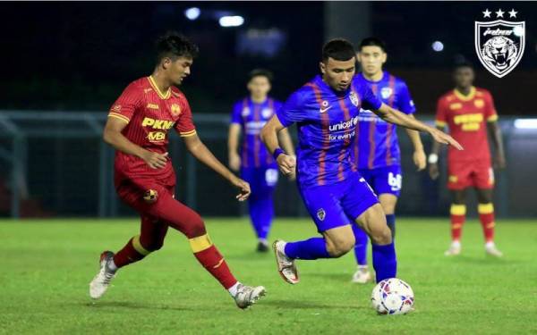 Pemain JDT II, Ramadhan Saifullah Usman (kanan), cuba melepasi kawalan pertahanan Selangor FC II pada aksi Liga Premier, malam tadi. - Foto Facebook Johor Southern Tigers