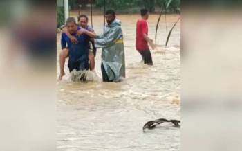 Mohamad Yunus dibantu penduduk kampung mengendong seorang warga emas meredah arus deras untuk dibawa ke tempat lebih selamat dalam kejadian banjir, Rabu lalu.
