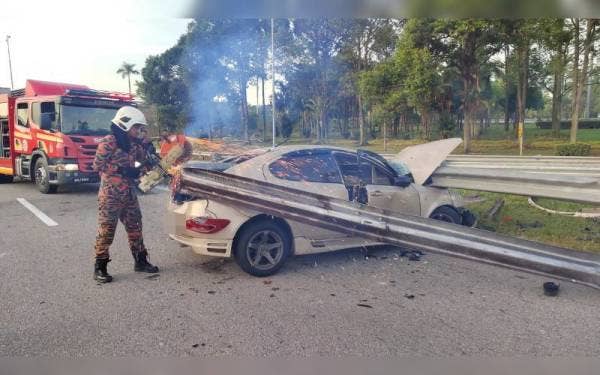 Mangsa yang tersepit di tempat duduk pemandu berjaya dikeluarkan oleh anggota bomba.