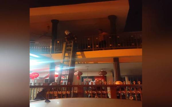 Anggota bomba berjaya menyelamatkan seorang warga emas yang terperangkap dalam kebakaran di sebuah kediaman di Jalan Indah 5, Taman Seri Awana, Klang pada Sabtu.