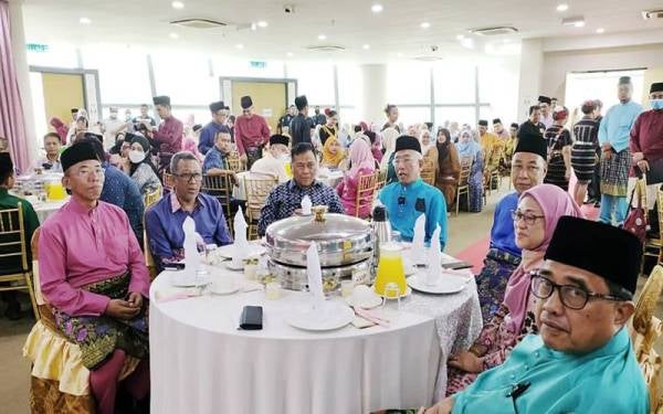 Mahdzir (tengah) ketika hadir dalam Majlis Ramah Mesra dan Sambutan Aidilfitri Bersama Warga Kemas negeri Pahang di Universiti Kolej Yayasan Pahang di sini pada Sabtu.