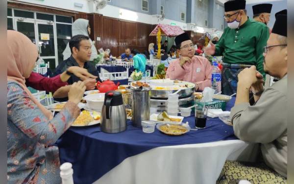 Muslimin (dua dari kanan) beramah mesra bersama tetamu yang hadir pada Majlis Rumah Terbuka Aidilfitri Parlimen Sungai Besar di Dewan Seri Bernam pada Sabtu.