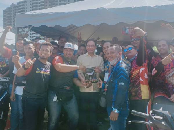 Anwar (tengah) ketika hadir Majlis sambutan Raya Mat Moto 1.0 Port Dickson Attack di sini pada Sabtu.