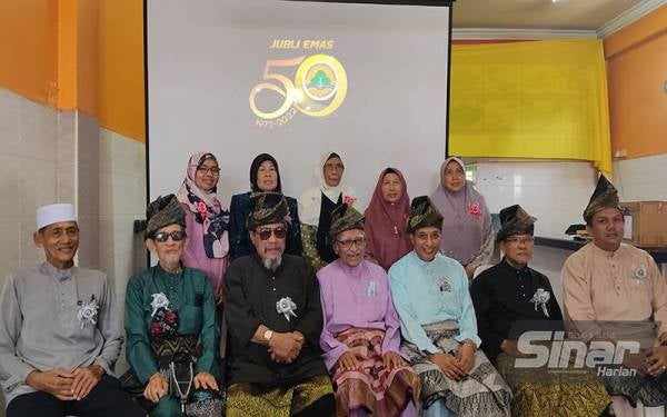 Hasnur (tiga dari kanan) bergambar bersama AJK PAK sempena Majlis Pelancaran Logo 50 Tahun Persatuan Anak-anak Kalumpang (PAK) serta Jamuan Raya PAK dan Koperasi Anak Kalumpang (KAK) di perkarangan Bangunan PAK, Kalumpang, di sini pada Sabtu.