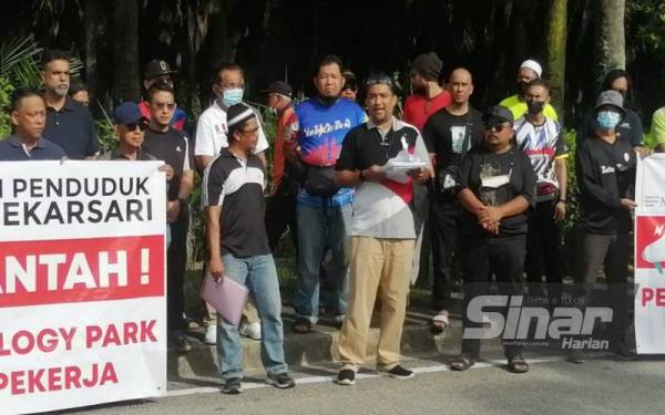 Mohd Fahmi (tengah) bersama penduduk melakukan bantahan pada pagi, Ahad.