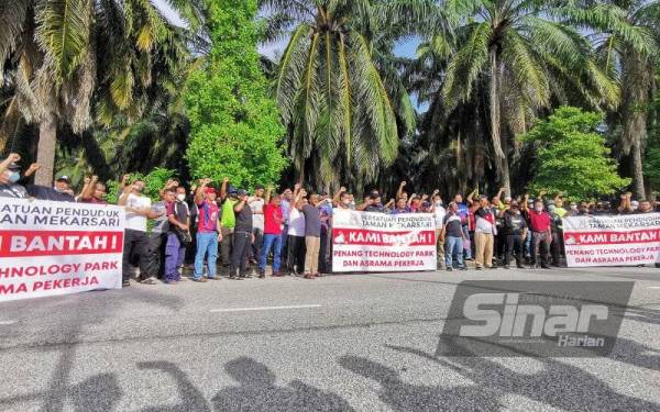 Sekumpulan penduduk di sekitar Bandar Bertam, di sini membantah cadangan pembinaan Asrama Pekerja Berpusat (CLQ).
