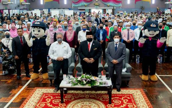 Menteri di Jabatan Perdana Menteri (Ekonomi) Datuk Seri Mustapa Mohamed (depan, kiri) bergambar kenangan bersama orang ramai yang hadir di majlis Pelancaran Penerbitan Statistik Subnasional DUN dan Penemuan Utama Banci Penduduk dan Perumahan Malaysia 2020 daerah pentadbiran di MRSM Jeli, pada Ahad. - Foto Bernama