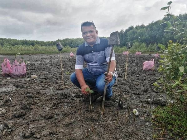 Ismail menanam anak pokok bakau di program tanaman pokok di pesisir pantai Kampung Sungai Limau Dalam bersama Syarikat Ryco Hydraulic Sdn Bhd pada Ahad.