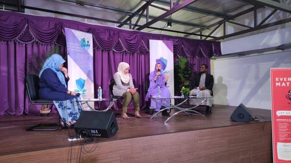 Khairiah (dua dari kiri), Anita dan Ahmad ketika menjadi panel pada forum bertajuk ‘Kemurungan, adakah ia sebuah trend’ yang dianjurkan di Seven Skies International School, pada Ahad.