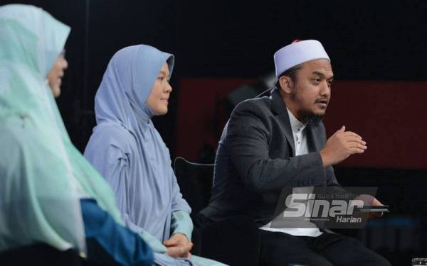 Dari kiri moderator, Dr Harlina Halizah, Fatimah Syarha dan Syaari. - Foto Sinar Harian HALIM WAHID