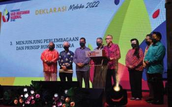 Ahmad Zaini (lima dari kiri) menyampaikan Deklarasi Melaka 2022 sempena Hawana 2022 di Hotel Hatten pada Ahad. Turut sama, Khairdzir Yunus, Esther Ng, Kuik Cheng Kang, Rozaid, M Periasamy dan Kamaruddin Mape. Foto: Bernama