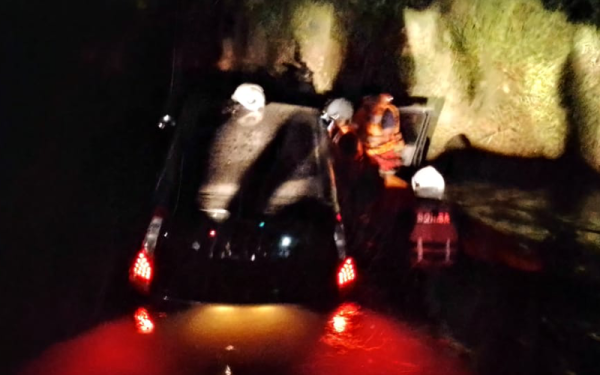 Operasi menyelamat mangsa mengambil masa kira-kira 30 minit. 