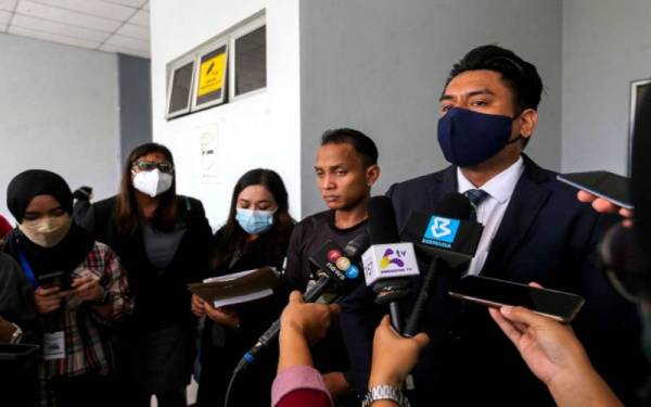 Muhammad Amin (kanan) dan Yuseri (dua dari kanan) ketika sidang akhbar yang diadakan di luar mahkamah pada Isnin.