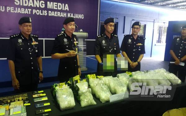 Ahmad Jefferi (dua dari kiri) menunjukkan dadah yang dirampas dalam serbuan tersebut.