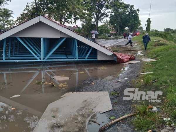 Bumbung rumah Md Radzi yang diterbangkan ribut dan jatuh di atas jalan raya di Kampung Telaga Batu, Jitra pada petang Ahad.