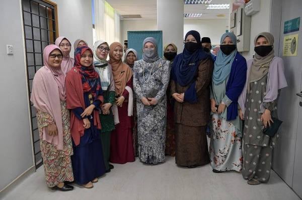 Tunku Azizah Aminah Maimunah Iskandariah berkenan bergambar bersama Ketua Pegawai Perubatan Universiti Islam Antarabangsa Malaysia (UIAM) Dr Siti Masitah Jamaludin serta warga kerja Klinik Sejahtera UIAM pada sesi lawatan ke klinik tersebut di Pusat Aktiviti UIAM Kampus Gombak pada Isnin. - Foto Bernama