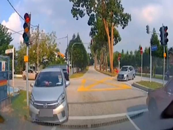 Polis sedang mengesan prmandu sebuah Perodua Viva yang didapati memandu secara melawan arus menerusi rakaman video tular pada Isnin.