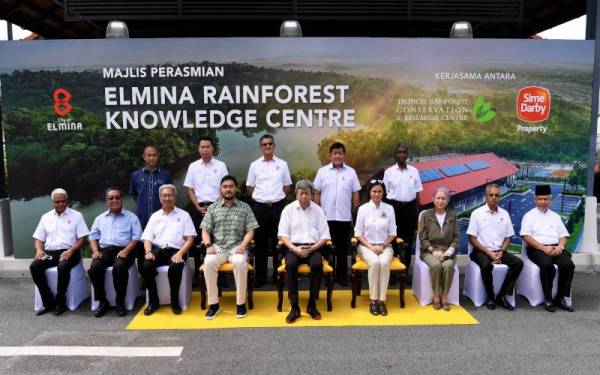 Sultan Selangor, Sultan Sharafuddin Idris Shah (duduk tengah) dan Tengku Permaisuri Selangor, Tengku Permaisuri Norashikin (duduk empat, kanan) berkenan bergambar sempena Majlis Pelancaran Pusat Ilmuan Hutan Hujan Tropika Elmina (ERKC), pada Isnin.
Turut berangkat Raja Muda Selangor Tengku Amir Shah (duduk empat, kiri).- Foto Bernama