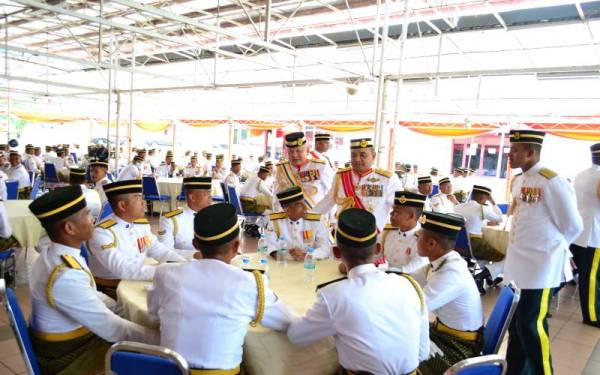 Muhammad Hafizuddeain (berdiri, tiga dari kanan) beramah mesra bersama annggot PMBTD semasa acara Perbarisan Sempena Hari Ulang Tahun PMBTD Ke-41, di Kem Perdana Sungai Besi, Kuala Lumpur, 27 Mei lalu.