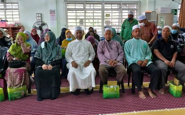 Menteri di Jabatan Perdana Menteri (Hal Ehwal Agama ) Datuk Idris Ahmad (tiga, kiri) bersama para bakal haji selepas Majlis Meraikan 43 Bakal Haji Parlimen Bukit Gantang di Pondok Darul Solehah dekat Changkat Jering, pada Isnin.- Foto Bernama

