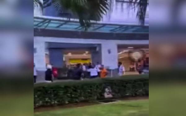 Tangkap layar dari klip video yang tular di laman sosial memaparkan beberapa individu bergaduh di pekarangan Hoshas.