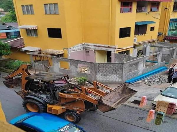 Struktur tambahan haram menggunakan ruang harta bersama yang bukan hak mutlak pemilik yang dirobohkan MPAJdi Blok 4, Flat UTM, AU3/1, Ampang.