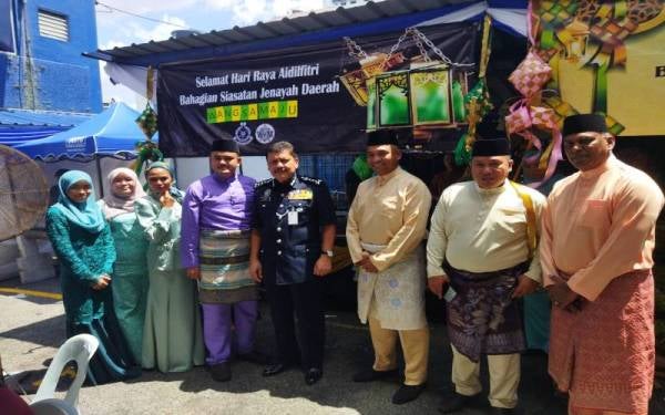 Azmi (lima, kiri) menghadiri Majlis Hari Raya di Ibu Pejabat Polis Daerah Wangsa Maju, pada Selasa