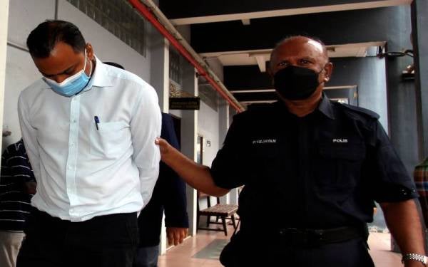 Vengadasalabathi (kiri) yang tular menerusi video memaparkan aksi bahaya tiga kanak-kanak mengeluarkan separuh badan dari tingkap kenderaan ketika bergerak di jalan raya didakwa di Mahkamah Sesyen pada Selasa. - Foto Bernama