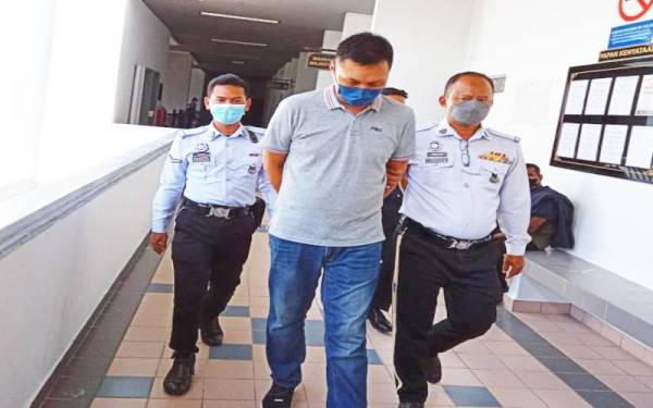 Chee Wee (dua kiri) dipenjara sehari dan didenda RM10,000 selepas mengaku bersalah di Mahkamah Majistret di sini, pada Selasa.