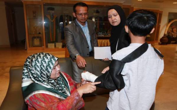 Nurul Faradila Abdullah, ibu kepada mangsa buli menunjukkan kecederaan yang dialami oleh anaknya akibat kesan buli.